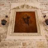 Al suo cospetto ci si riuniva la sera del 14 agosto per recitare il rosario delle �100 croci�, ovvero le 100 Ave Maria. La sera dopo si tornava poi sul posto per banchettare con l�anguria fresca